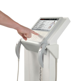 Das Bild zeigt die Inbody 770 Waage, welche von einem Zeigefinger bedient bzw. ber&uuml;hrt wird.